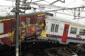 Dva vlaky se na předměstí Brusely v ranní špičce čelně srazily.